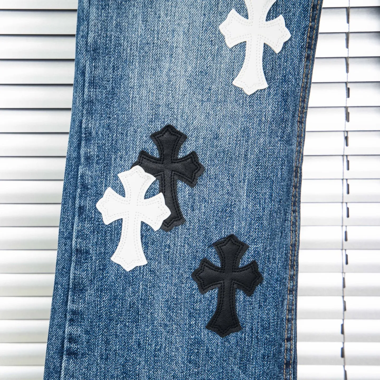 P240 Chrome Hearts Chrome Hearts blue pants, black and white multi-leather jeans, multi-leather label work jeans, ch jeans, all need to be washed and then disassembled and hand-stitched with sheepskin cross leather and then spliced to complete. The whole process is too complicated to describe. About Chrome Hearts This is an extremely luxurious fashion brand that can also be called the nobility of the high street. It has always been an exclusive brand for some hipsters or rich second generations. Compared with ordinary high streets, it is more luxurious and noble. Compared with luxury brands, it is more fashionable and individual. It has always been a brand that I have a special liking for. Style number: 1790# Color: blue Size: 28 30 32 34 36